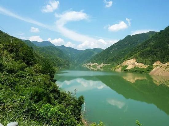 梦见我把白色羊从我家楼上推下去摔死了流了一大滩血这是什么意思啊游戏画面