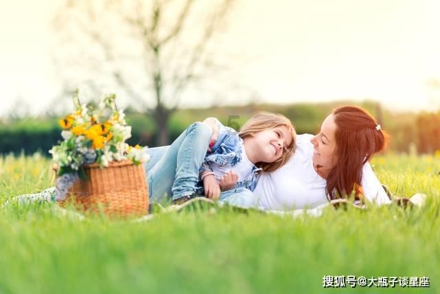 陕西西安：女子用铁丝为断腿鸡做假肢，从其举动中体现出了什么？游戏画面