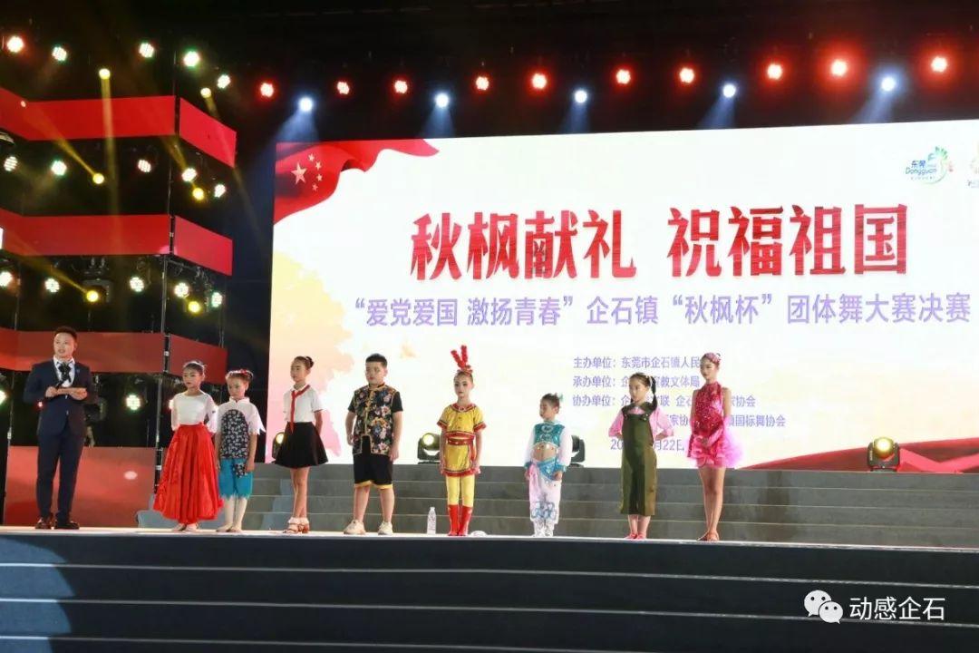 记者进入云南滑坡中心区域：夜色中大型机械作业 搜救犬、生命探测仪投入救援